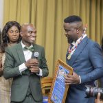 Dr UN presenting an award to musician Sarkodie