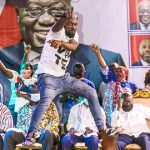Akufo-Addo’s Bodyguards Stop Samini From Raising President’s Hand