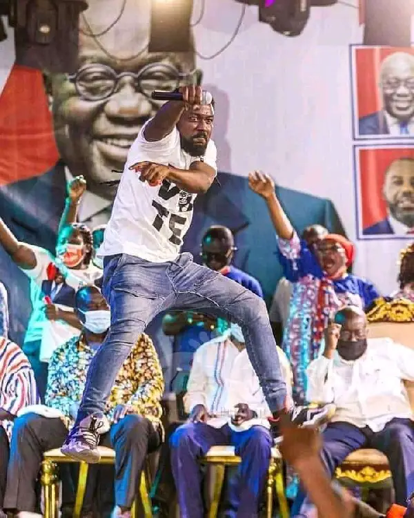 Akufo-Addo’s Bodyguards Stop Samini From Raising President’s Hand