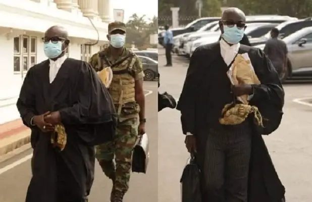 Akufo-Addo’s Lawyer drops military bodyguard, carries his own bag after receiving insults