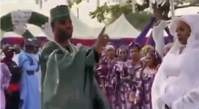Groom refuses to dance with his bride and warns MC to stop telling him to dance (Video)