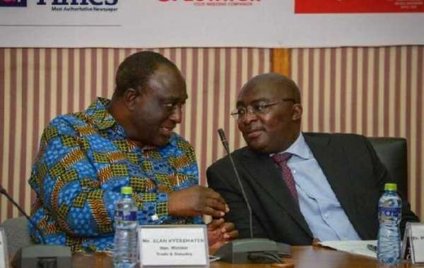 A group referring to themselves as ‘Friends of Bawumia for 2024’ could not resist booing Alan Kyeremanteng at the funeral of NPP stalwart, Gabby Otchere Darko’s father’s funeral. The group, which number over 100 and in branded t-shirts with huge banners at the funeral grounds mobbed the Vice President when he arrived at the scene. They then went on to mock Alan Kyeremanteng who has been pitched against Bawumia for the NPP flagbearership for 2024. Singing in unison, “wo y3y3 ya Bawumia beba” to wit “come what may Bawumia will lead NPP in 2024,″ the group chanted till some women who were believed to had come from Alan’s camp countered them. The race for the NPP 2020 election flagbearership keeps heating up, particularly between Alan and Bawumia who are seen as the biggest contenders.