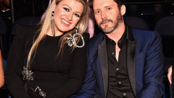 Kelly Clarkson ordered to pay $200,000 to ex-husband