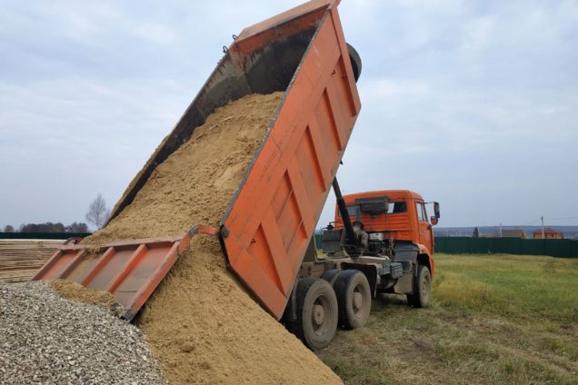 How a truck offloaded sand onto a toddler at Bawjiase