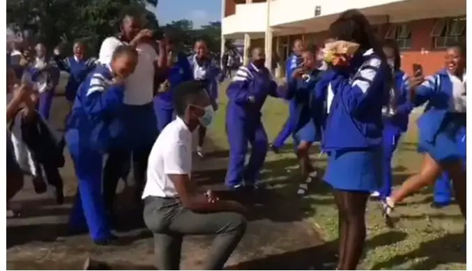 Secondary school student proposes to his girlfriend on her birthday (Video)