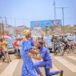 Man proposes to girlfriend in the middle of the road in Ibadan (Video)