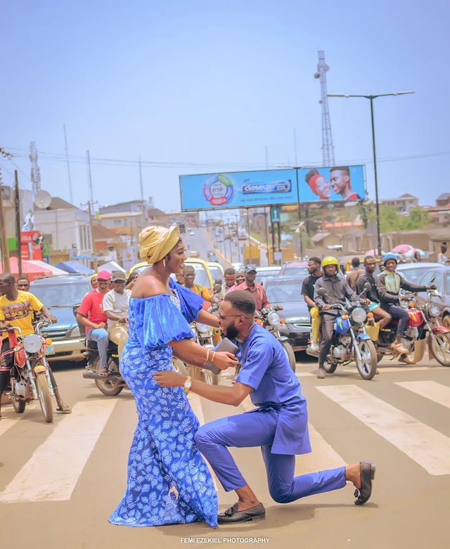 Man proposes to girlfriend in the middle of the road in Ibadan (Video)