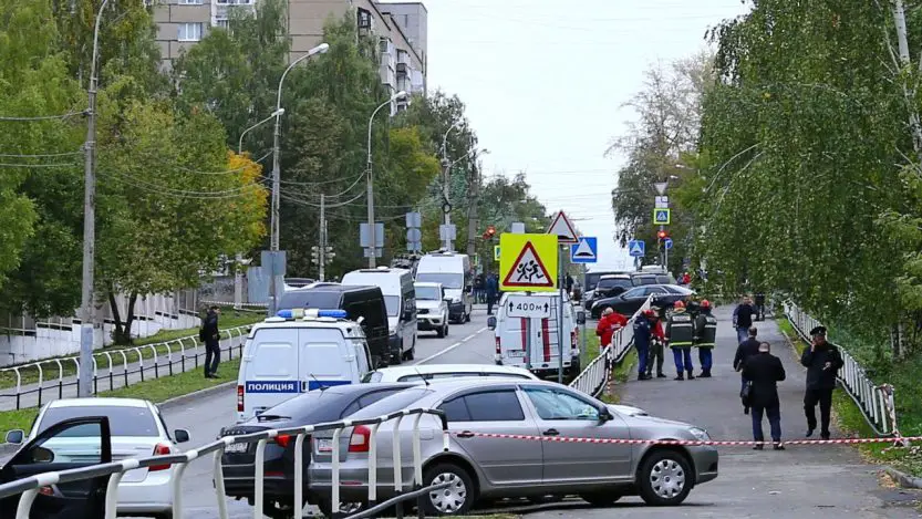 Artem Kazantsev: Police officers secure the area near a school in Izhevsk after a gunman opened fire there. Photo: Reuters