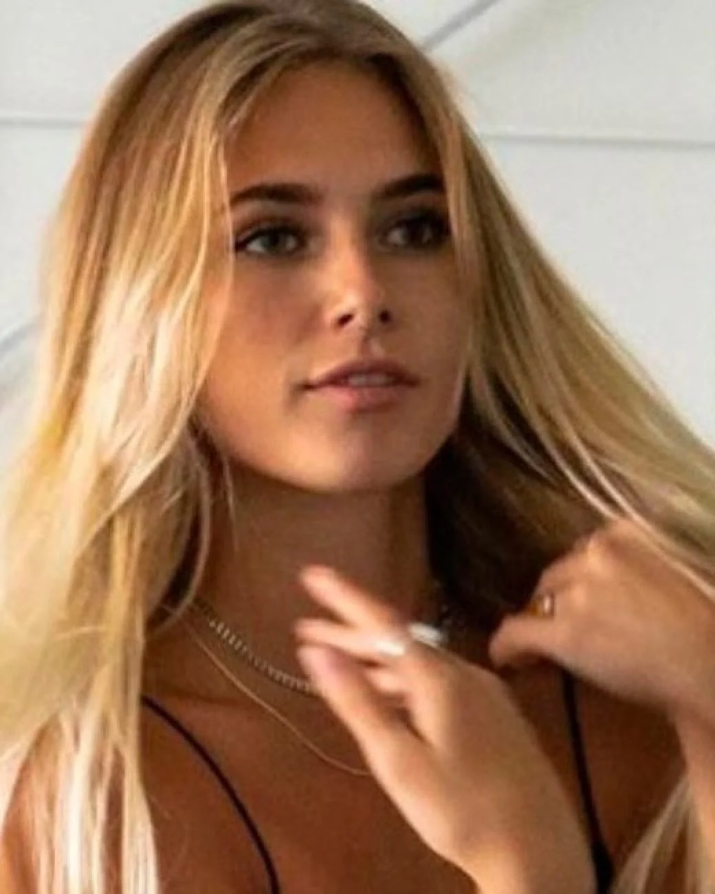 Clara Chia Marti: Bio, age, career & other interesting facts about Gerard Piqué's girlfriend 2 Clara Chia Marti is 23 – 12 years Gerard Piqué’s junior. Photo: @clarachiamarti_oficia/Instagram