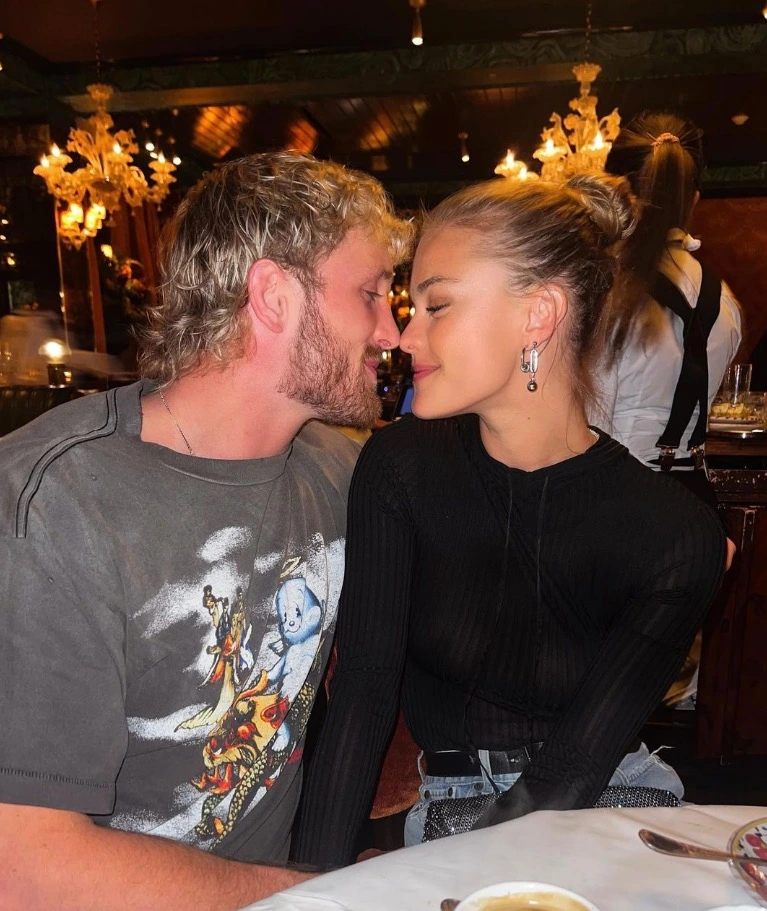 Nina Agdal: Marriage, husband & children 2 Nina Agdal