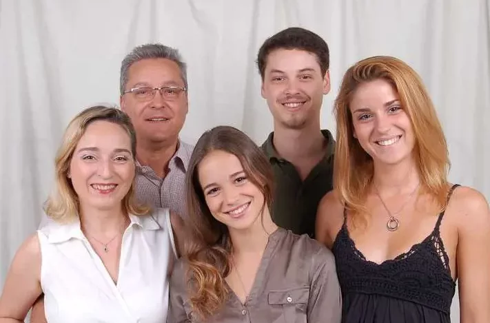 Alba Baptista wither her mother Elsa, her father Luiz and her siblings Renato and Ana Luisa( Source : newsunzip )
