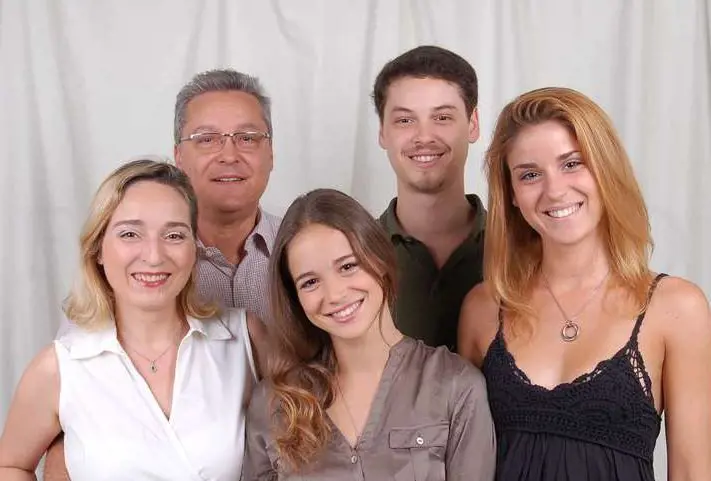 Alba Baptista wither her mother Elsa, her father Luiz and her siblings Renato and Ana Luisa( Source : newsunzip )
