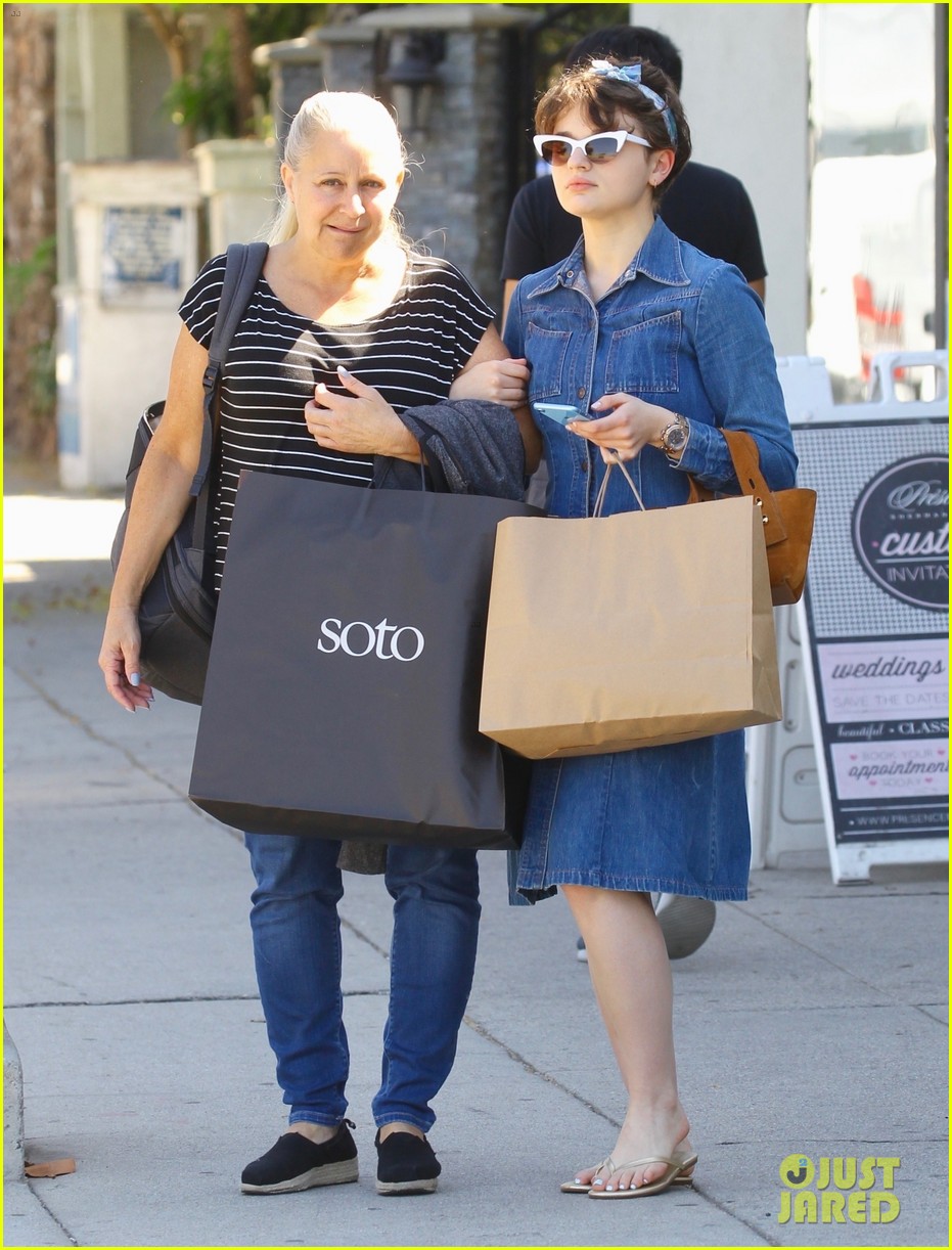 Joey King with mother